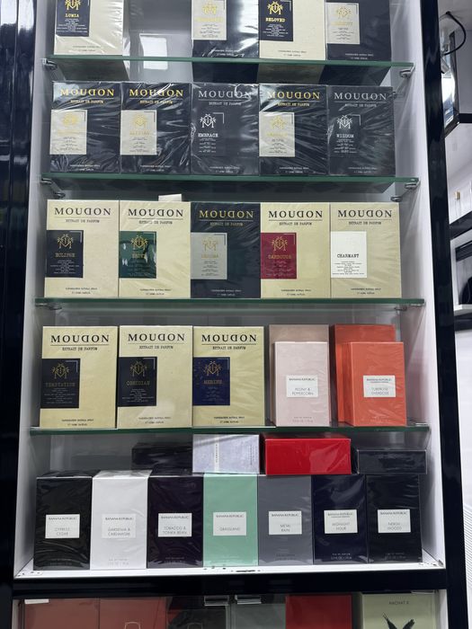 Moudon Elegant Radiant Obsidian