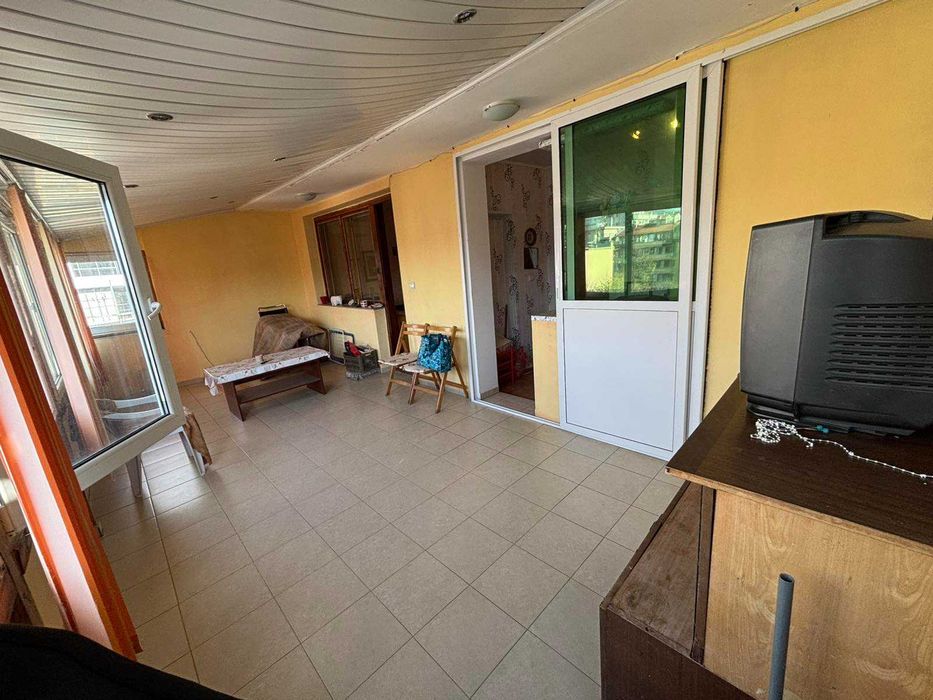 Продава двустаен с голяма тераса-хол в широк център