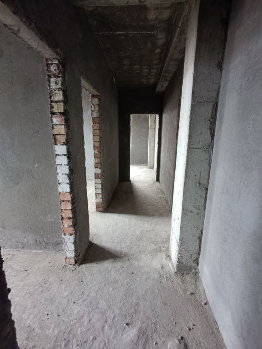 Продаётся 3-комнатная квартира в состоянии каробка, площадь 92 м²