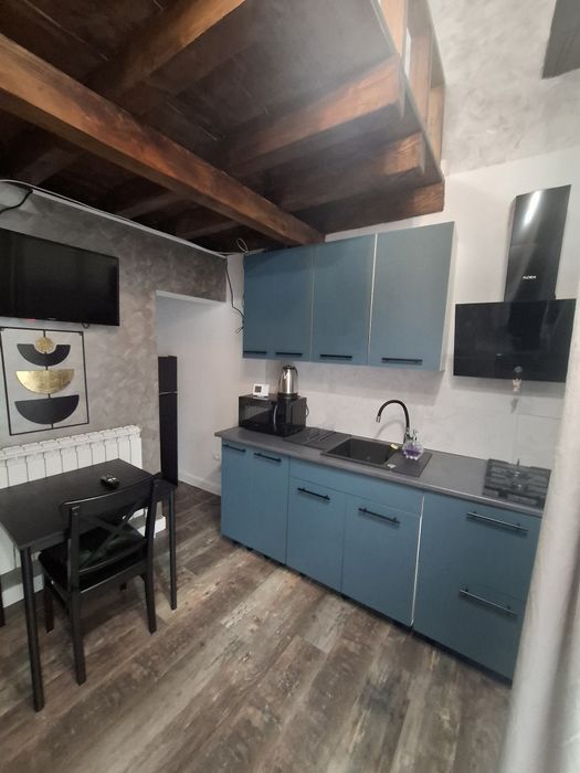 Garsoniera la curte zona centrala