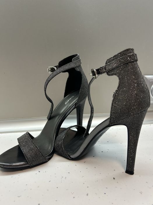 Елегантни обувки на ток