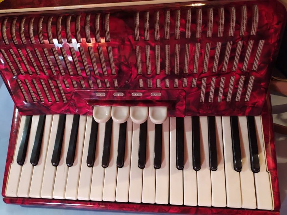 Акордеон Weltmaister с куфар, 48 баса