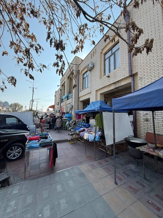 Imom al buxoriy ko’chasida joylashgan 3 qavatli do’kon sotiladi