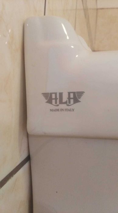 Set sanitari Italia: bideu, wc cu caseta și chiuveta cu picior