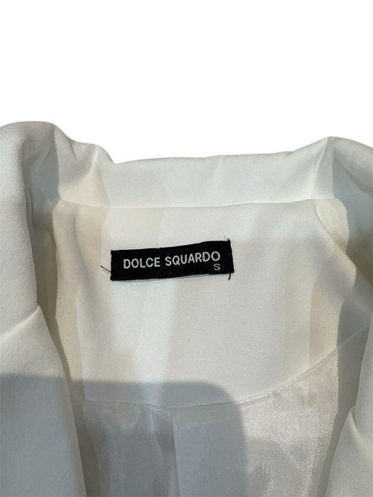 Ефектен деним комплект: Дънки с колани и късо сако с дънкови ръкави