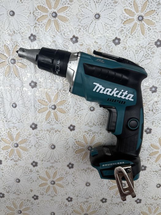 Акумулаторен безчетков винтоверт за гипсокартон Makita DFS452 18V