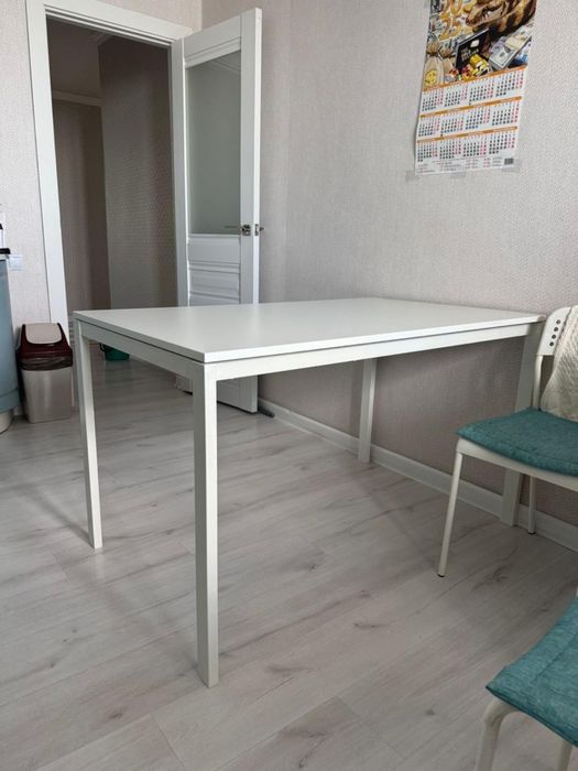 Продам стол белый кухонный