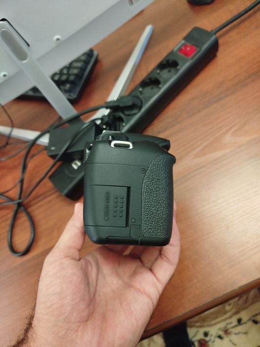 Canon EOS 700D + объектив 50mm f/1.8

Отличный комплект для фото