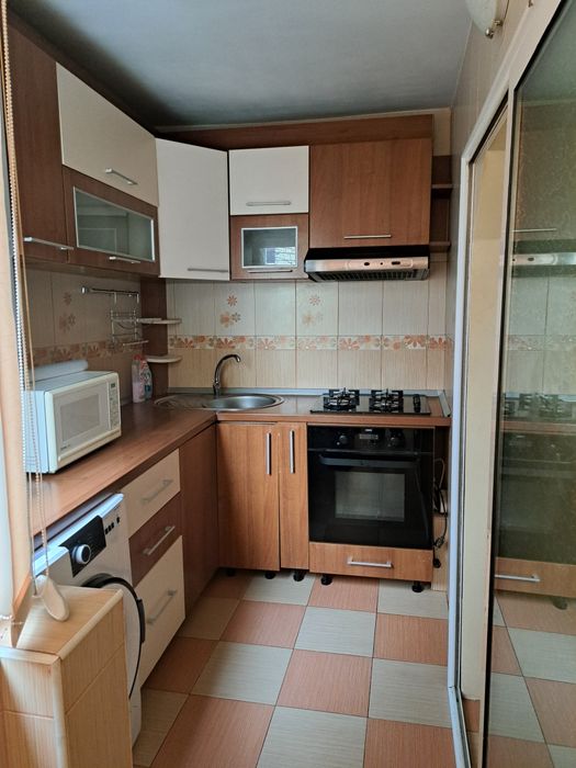 Închiriez apartament cu 3 camere, 70 m², Mircea cel Bătrân, etaj 1