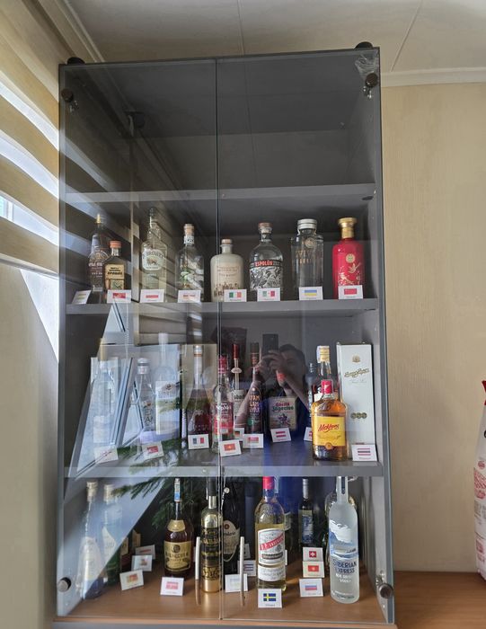 Продам шкаф со стеклянными дверями