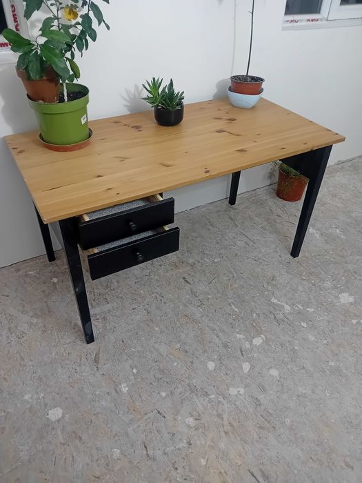 Масивно дървено бюро с чекмеджета