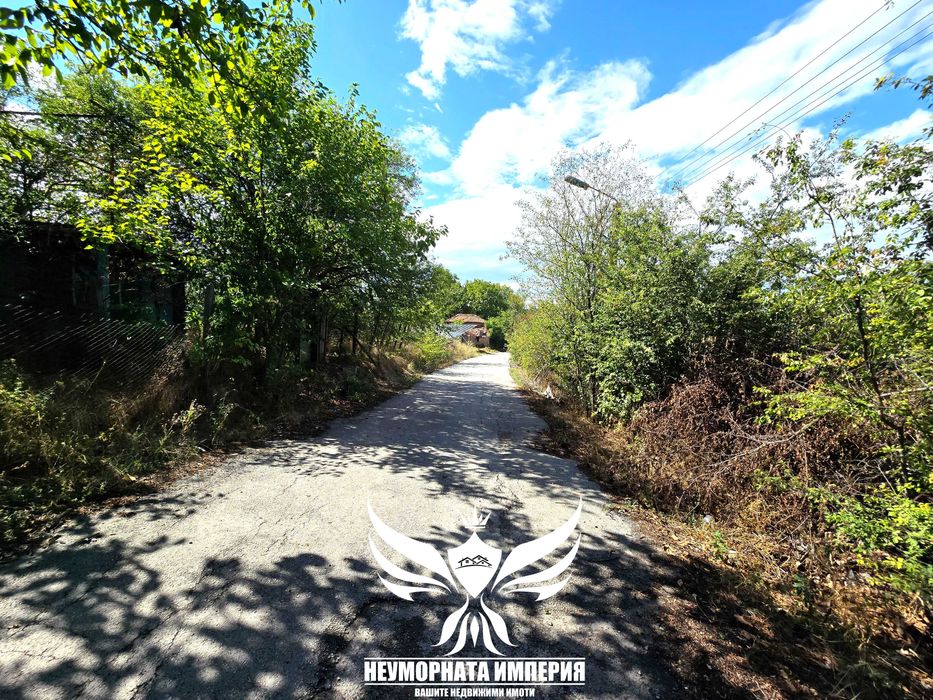 Продавам парцел УПИ с постройки 23кв.м. с 993кв двор село Ахматово