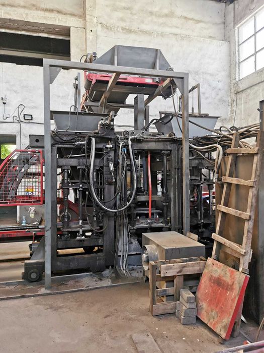 Vând linie completă producție pavaj și borduri vibropresate SYMMTECH S2
