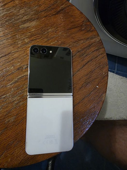 Samsung z flip 5.   512