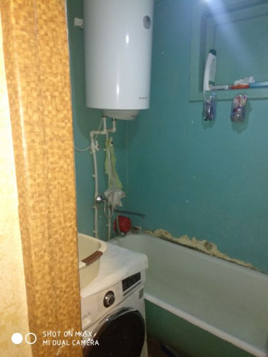 Продам спутник2 1ком 1этаж 2этажки по линии метро среднее состояние