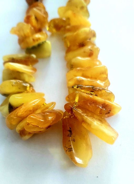 Колиета от естествен масивен кехлибар. Кехлибарена огърлица - 95 броя