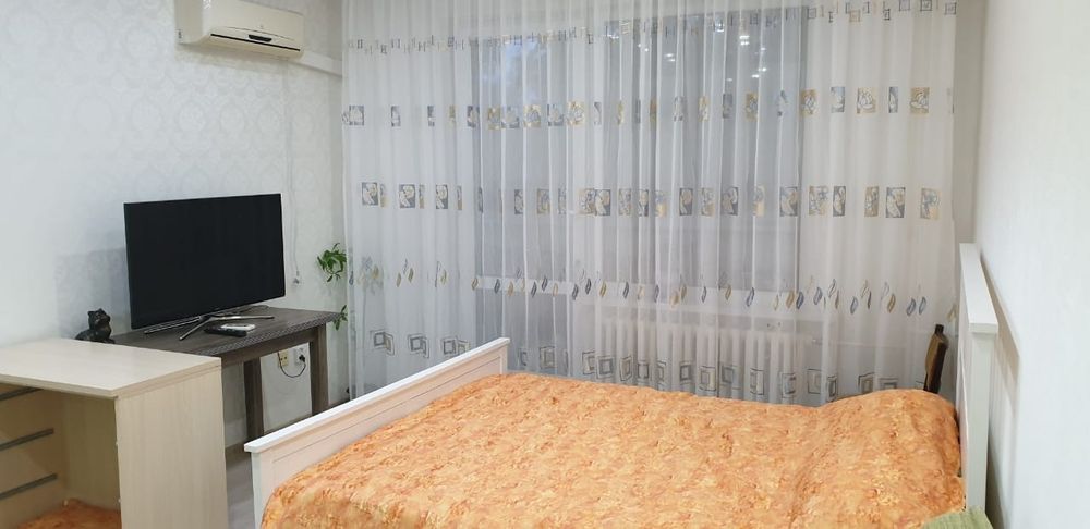 Кровать, IKEA, Рахмер 1.8*2.0. белая. Б.у. необходим мелкий ремонт.0