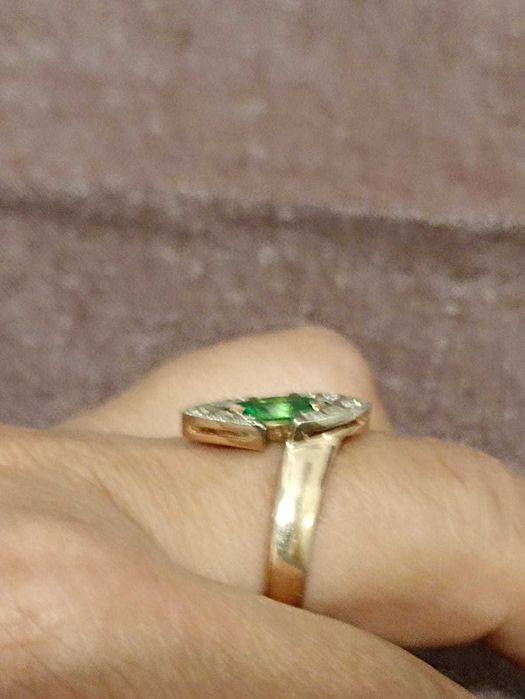 Кольцо с бриллиантами и изумрудом.