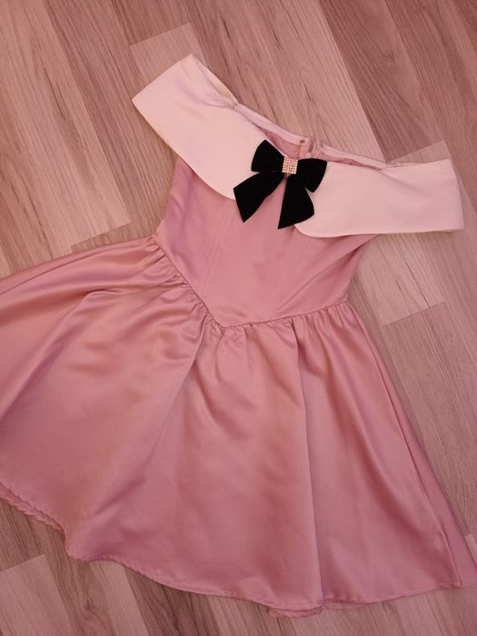 Розова сатенена рокля