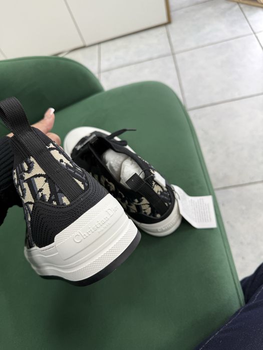 Продам женские кроссовки