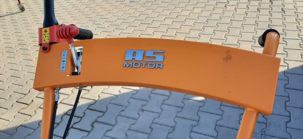 Masina     curățat   pavaje