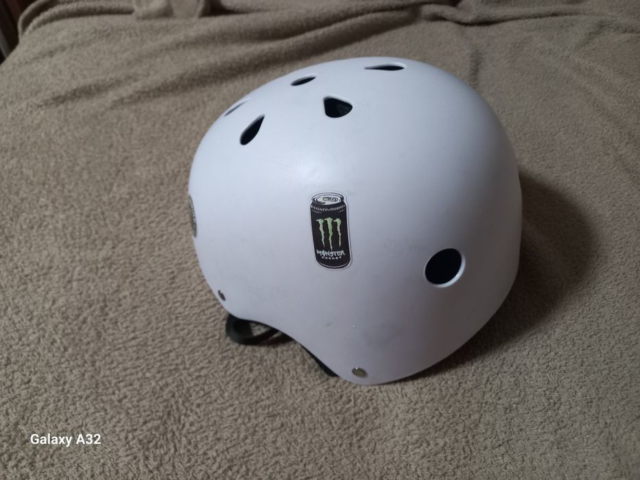 Продам шлем на велик самокат