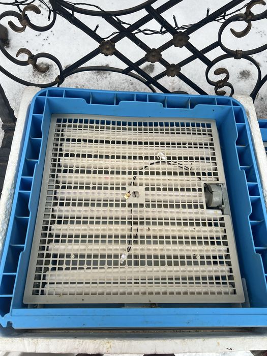 Incubator pentru 120 de oua