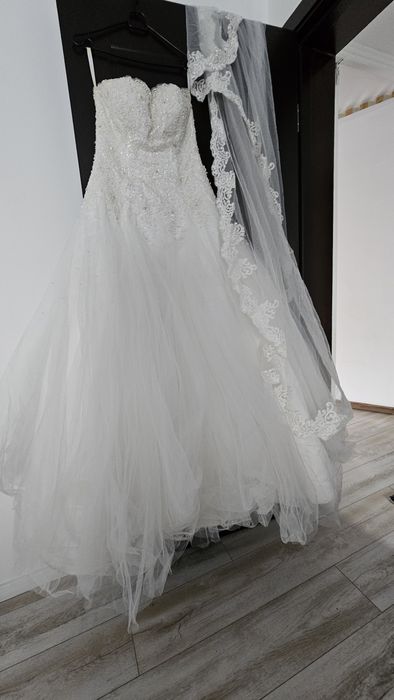 Vând rochie de mireasă, 800 lei, negociabil.