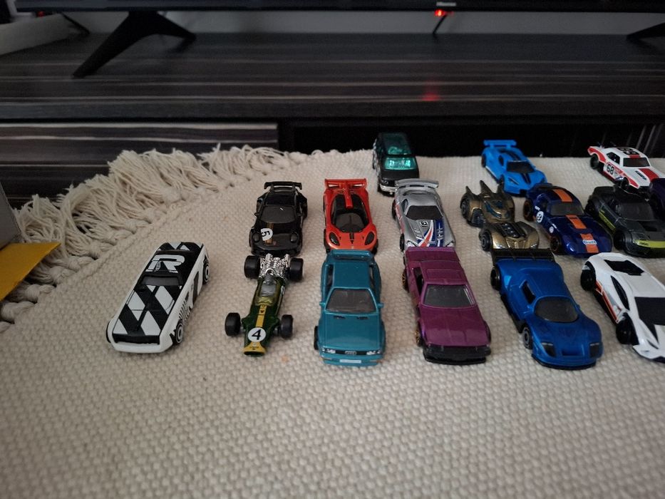 Vand colecție medie de mașinuțe hotwheels