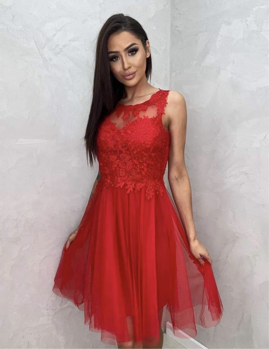 Червена официална рокля