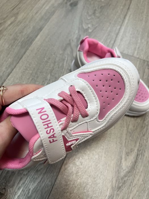 Кроссовки на девочку р29