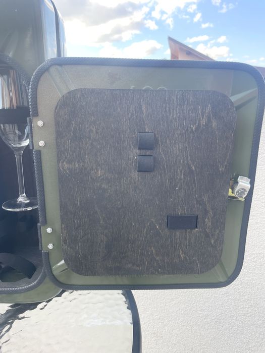 Minibar portabil tip canistra