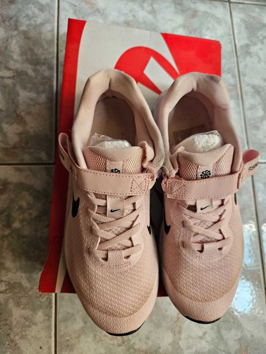 Маратонки Nike 37,5 розови