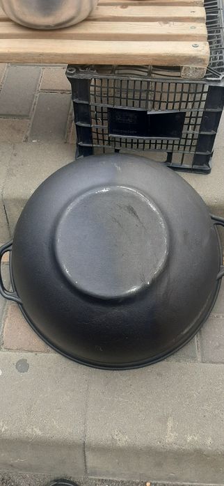 Vând ceaun nou din fonta de 16litri cu capac gril
