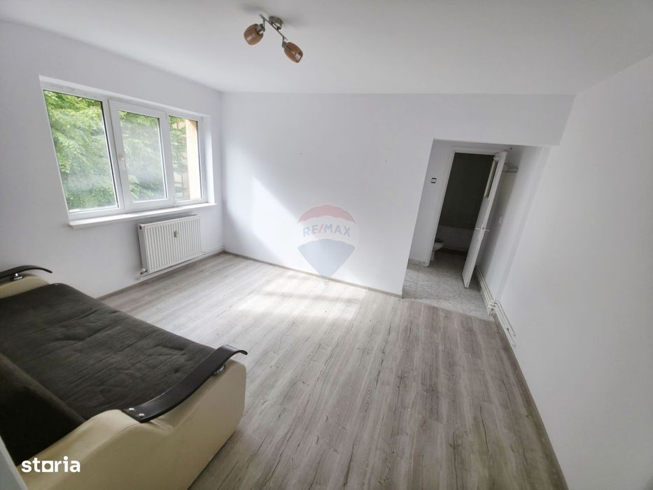 Apartament cu 3 camere de vânzare în zona Maratei