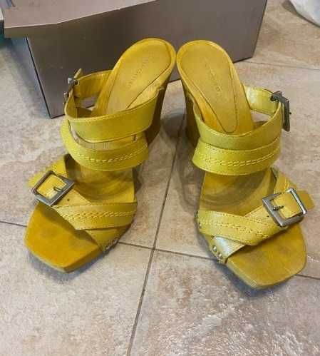 Жълти чехли с дървена подметка