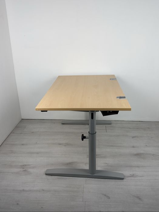 Стилно офис бюро с регулируема височина мануел обзавеждане,