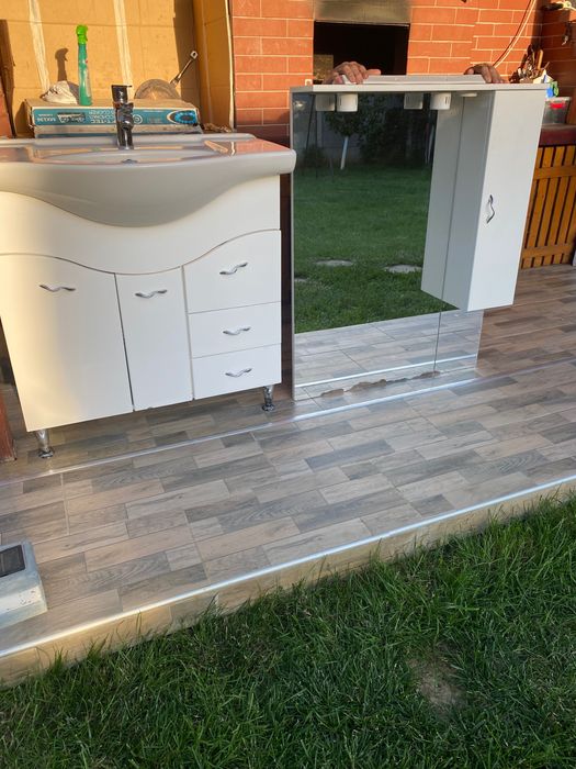 Vând mobilier baie . 90 x 90 corp chiuveta , oglinda 90 x 100 .