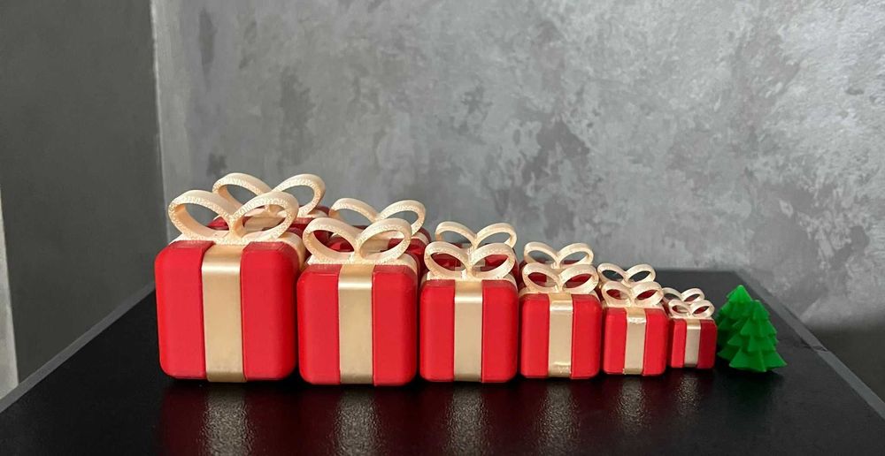 Set mini decorațiuni: 20 brăduți + 10 cadouri – personalizabile