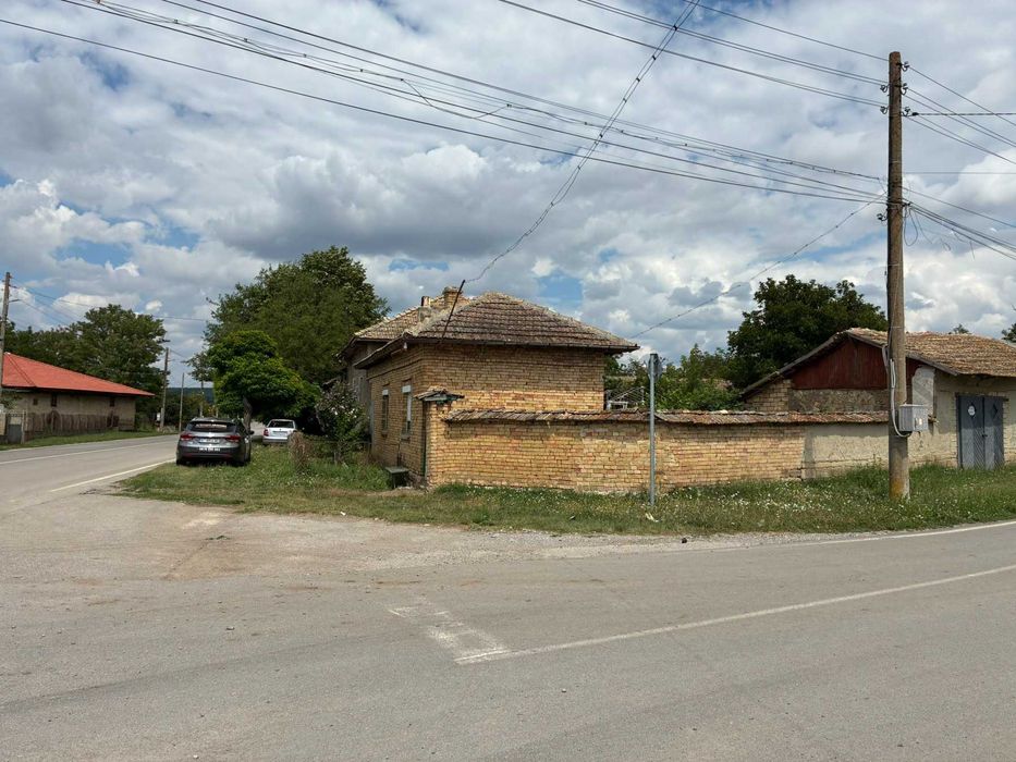 Две жилищни сгради с двор 1 295 кв.м. – само на 10 км от Попово