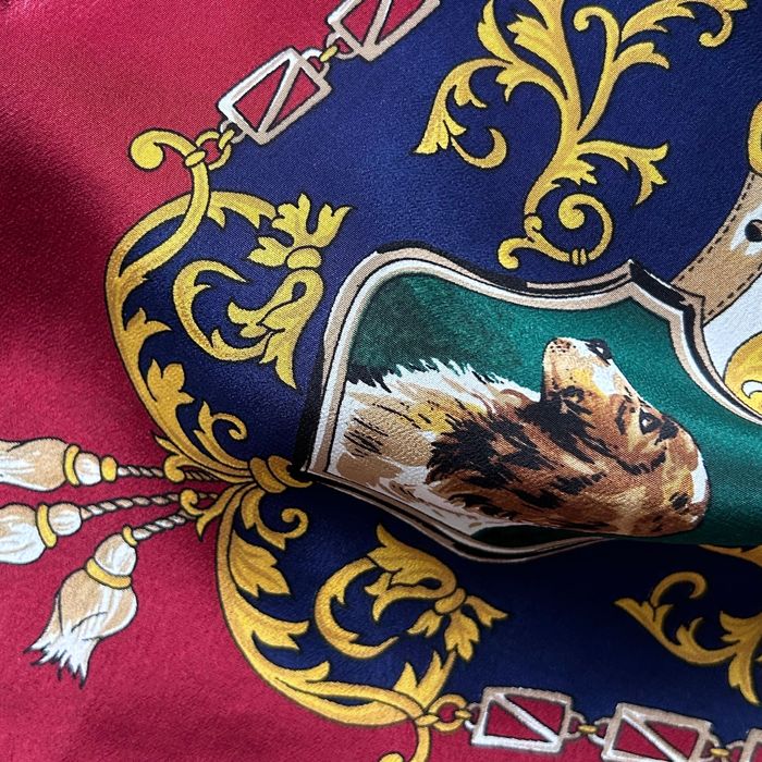 Разкошен копринен шал с ловни мотиви Made in Italy