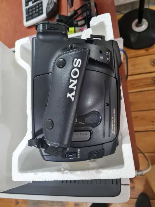 Видеокамера Sony Handycam CCD-TR50E