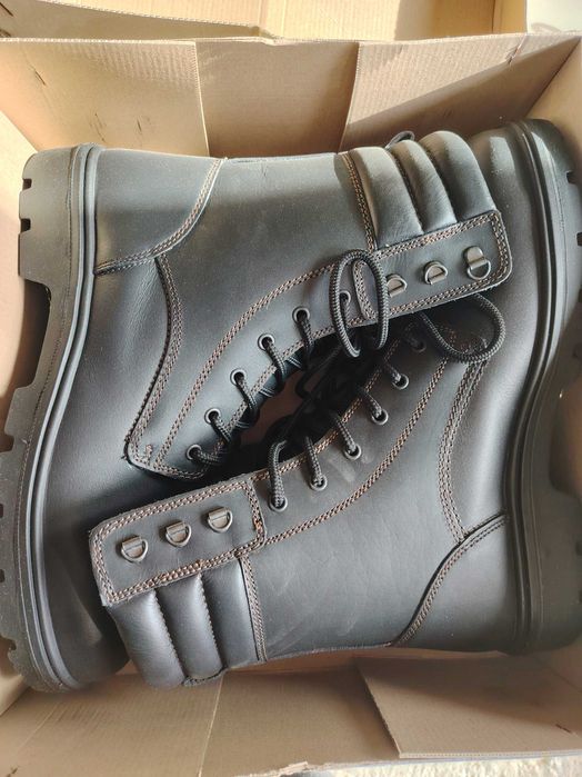 Продавам два чифта работни обувки