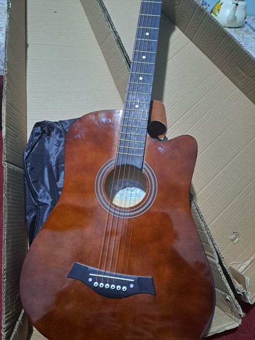 Akustik getara sotiladi holati yangi narxi 800 000 mng kelshadigan bor