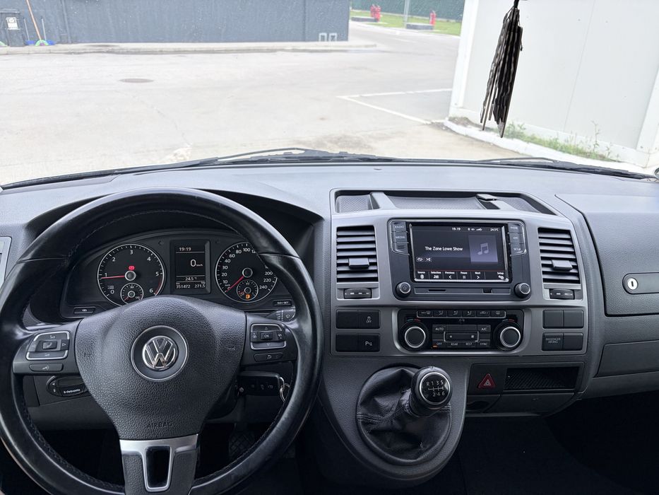 Volkswagen Caravelle 2.0 TDI 140 CP • 2012