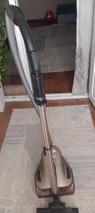 Продаю пылесос .