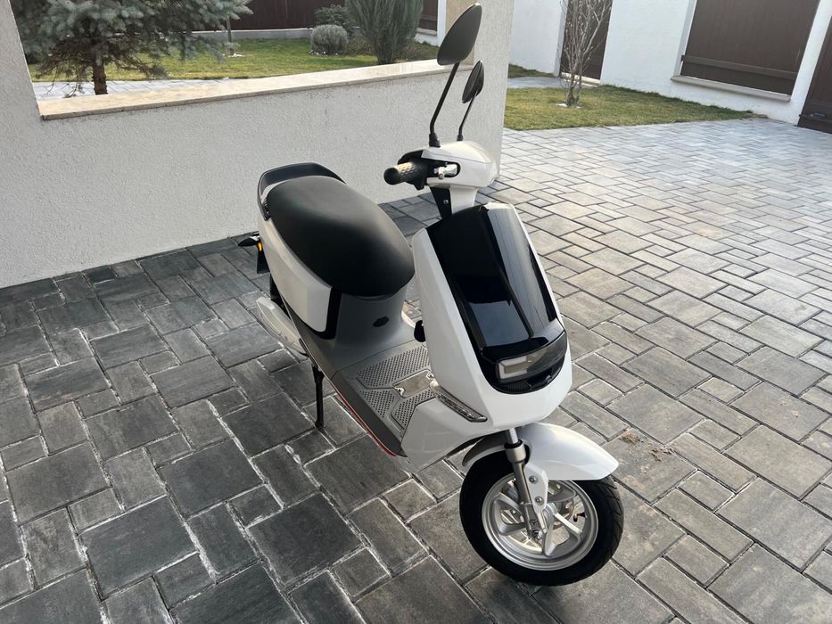 Scuter electric Yadea impecabil