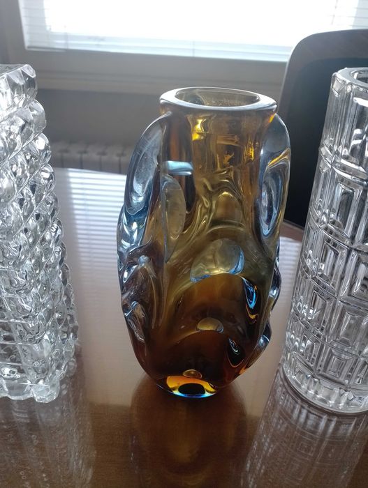 Четири различни вази (кафяво-синята не е налична)