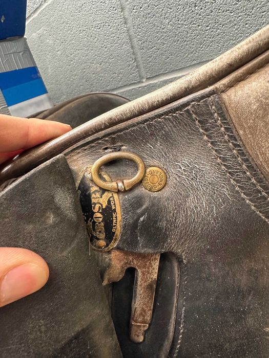 Английско седло със стремена