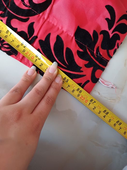 Două bucăți de perdele pe rosu cu negru detaliu din catifea